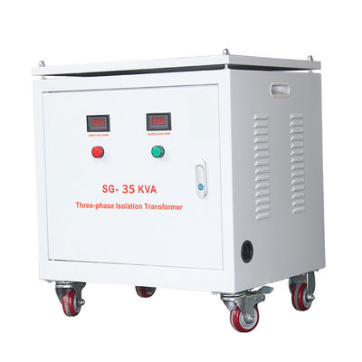 kopen 35KVA UPS die Droge het Type van IP32 Transformator In drie stadia 600V 400V isoleren online vervaardiging